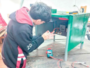 Alumnos de la EPET Nº 30 desarrollaron un detector de humo con sistema de extracción automática